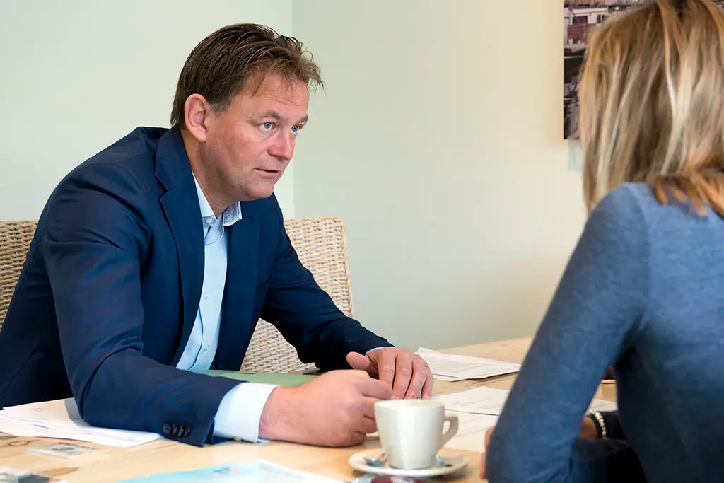 Frank Paap — gecertificeerd hypotheekadviseur bij Sincerus Financiële Diensten in Haarlem, in gesprek met een klant